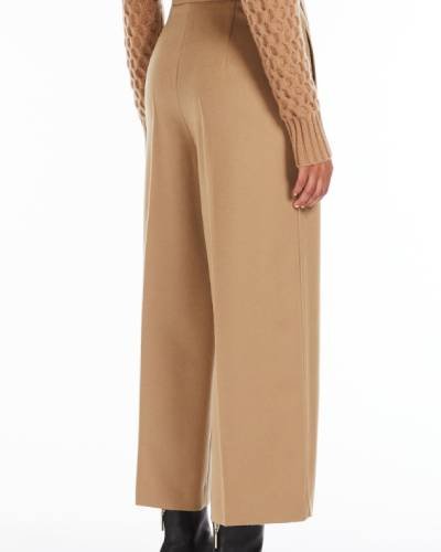 Embrace modern sophistication with these Brown Cropped Wool Trousers. The cropped length and rich brown hue make these trousers a stylish and versatile addition to your wardrobe, offering a contemporary and chic look.