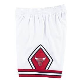 Swingman Shorts Chicago Bulls 1997-98: Relive the glory days with these Chicago Bulls Swingman shorts from the 1997-98 season for an authentic basketball look.