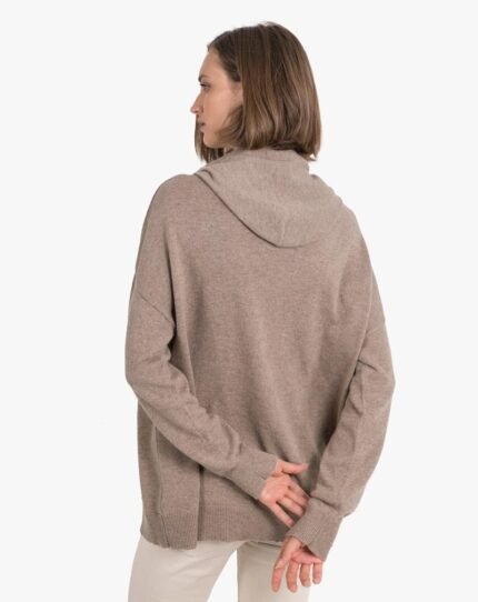 Luxurious women's cashmere hoodie in oversized style, perfect for cozy days. Fashion and comfort combined.
