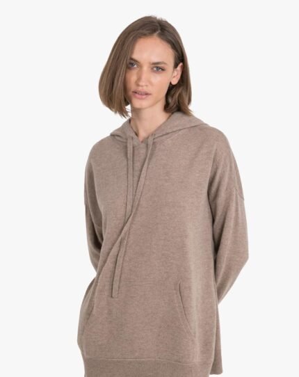 Luxurious women's cashmere hoodie in oversized style, perfect for cozy days. Fashion and comfort combined.