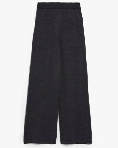 Elevate your wardrobe with these Wool Yarn Trousers, a stylish and comfortable choice for any occasion. Crafted from high-quality wool yarn, these trousers offer a blend of sophistication and versatility, making them a timeless addition to your fashion collection.